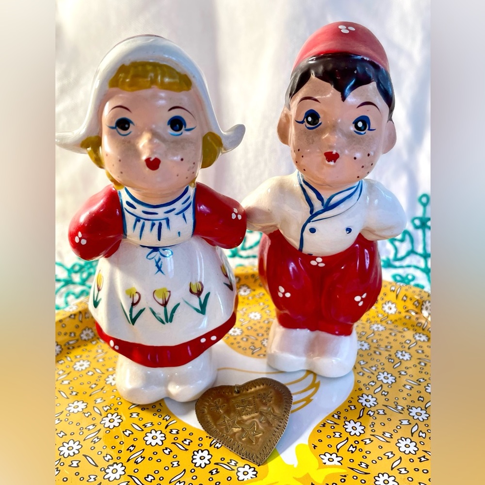 Vintage Dutch Boy & Dutch Girl Kissing Salt & Pepper Shakers/ Holland Kitsch